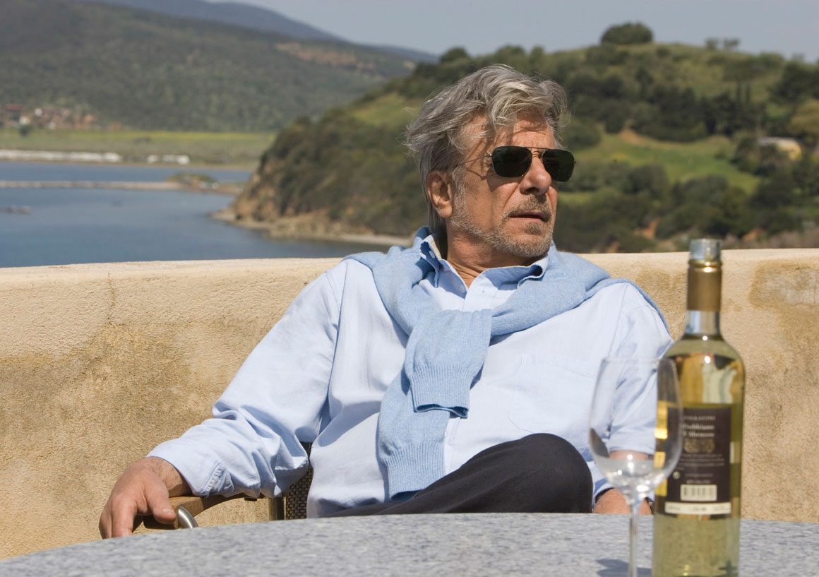 René Mathis wears Ray-Ban RB3136 Caravan in Quantum of Solace