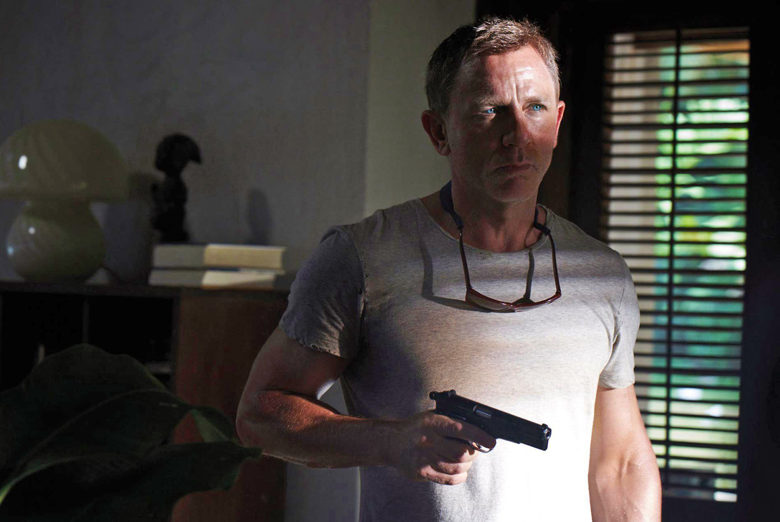 James Bond carrying a Browning Hi-Power in his home in Jamaica in the movie No Time To Die.