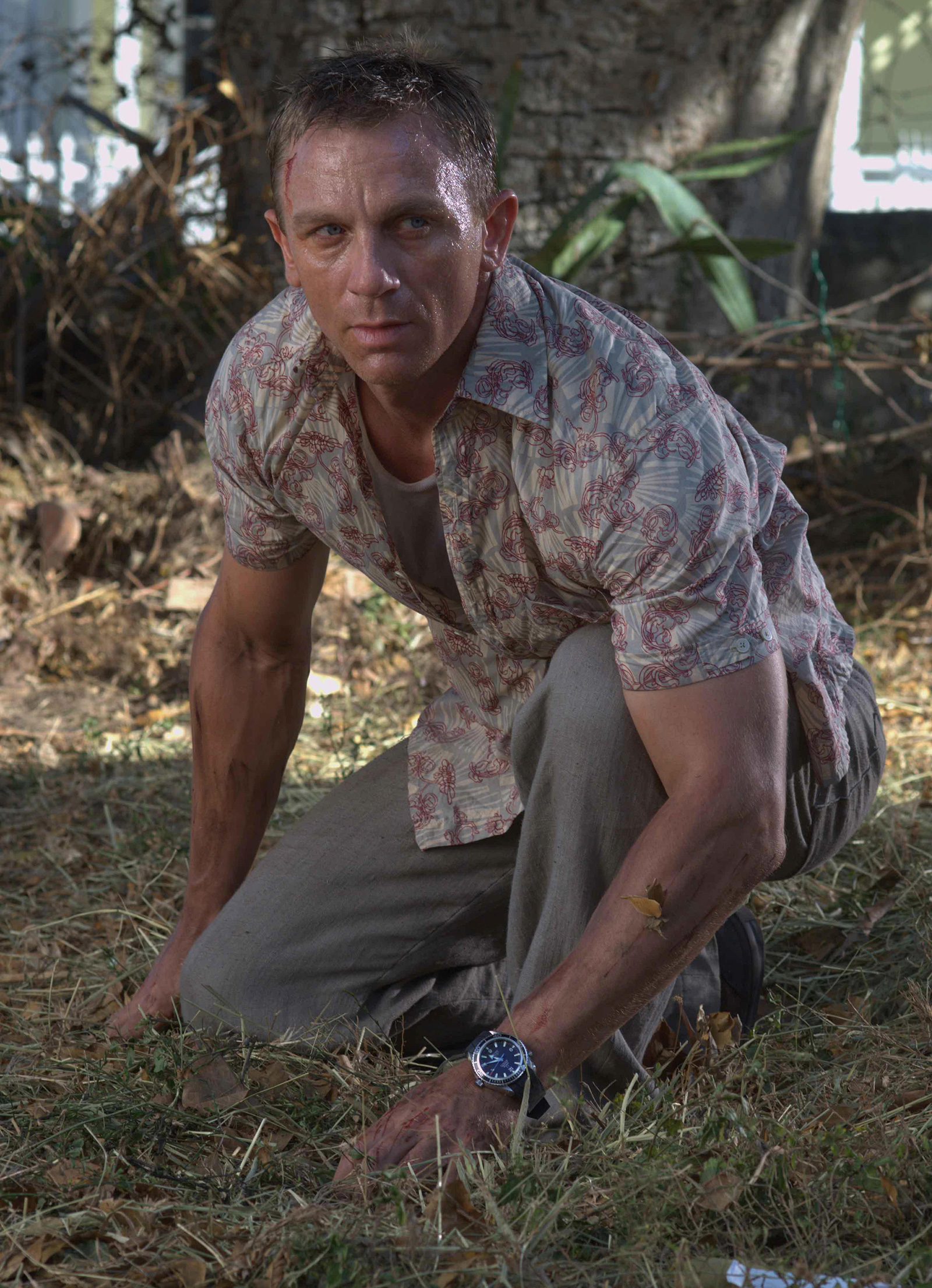 James Bond (Daniel Craig) wears a short-sleeved shirt with a floral pattern in the Madagascar sequence in Casino Royale (2006).