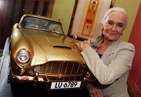 Goldfinger aston martin gold shirley eaton