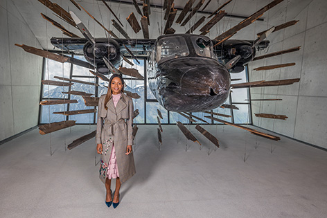 Naomie Harris opens 007 Elements solden austria airplane installation