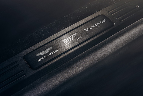Aston Martin Vantage 007 Edition plaque