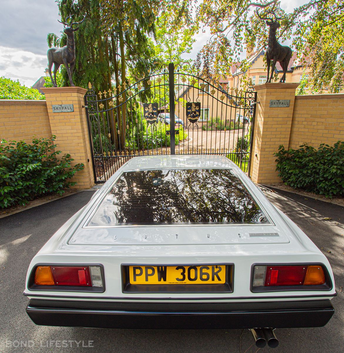 Lotus Esprit The Spy Who Loved Me rear licence plate skyfall gate