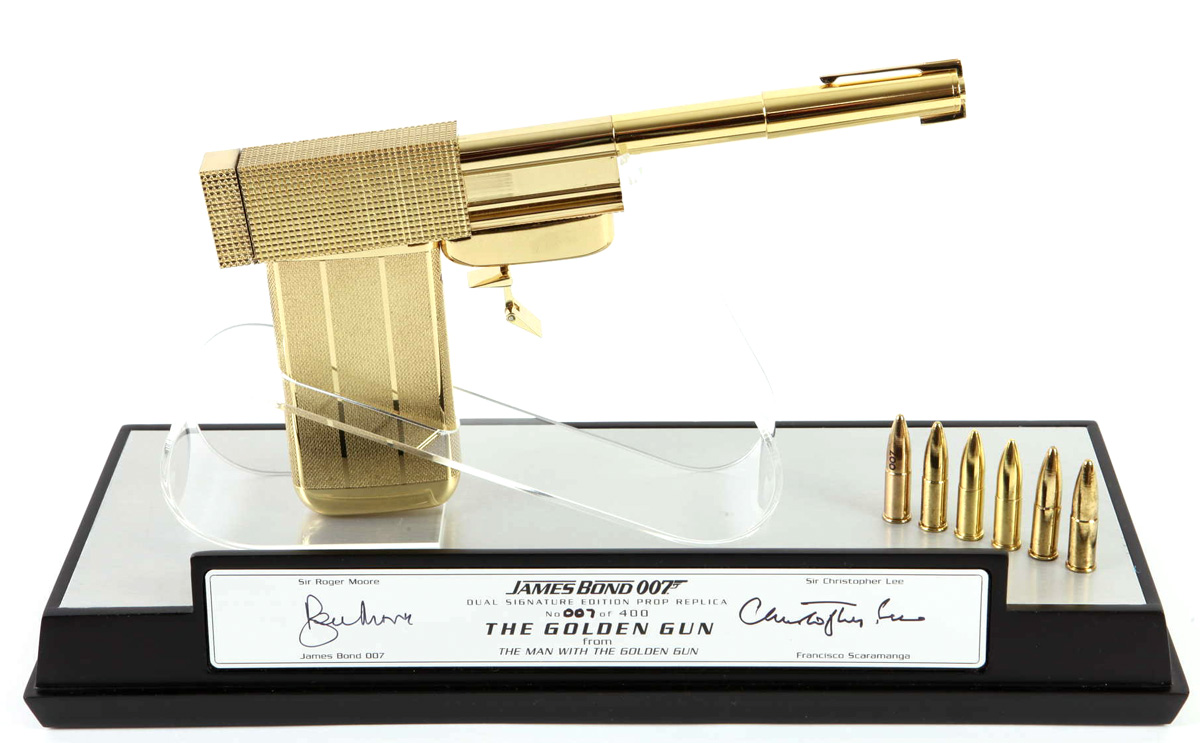 Factory Enertainment Golden Gun replica signed by Roger Moore and Christopher Lee