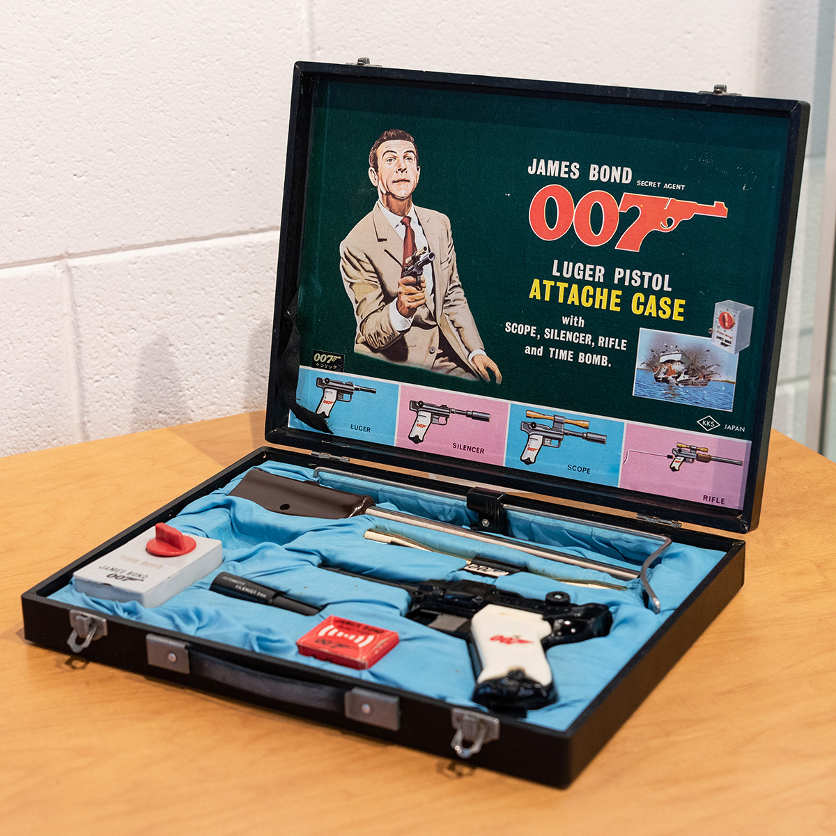 James Bond Secret Agent 007 Shooting Attache Case auction potter