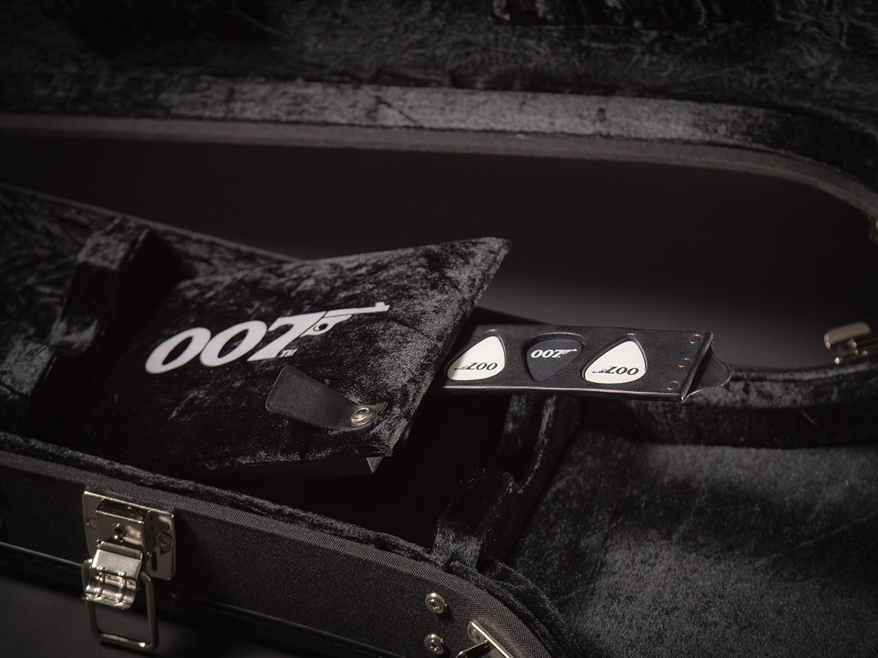 Limited Edition James Bond 007 Guitar by Duesenberg picks
