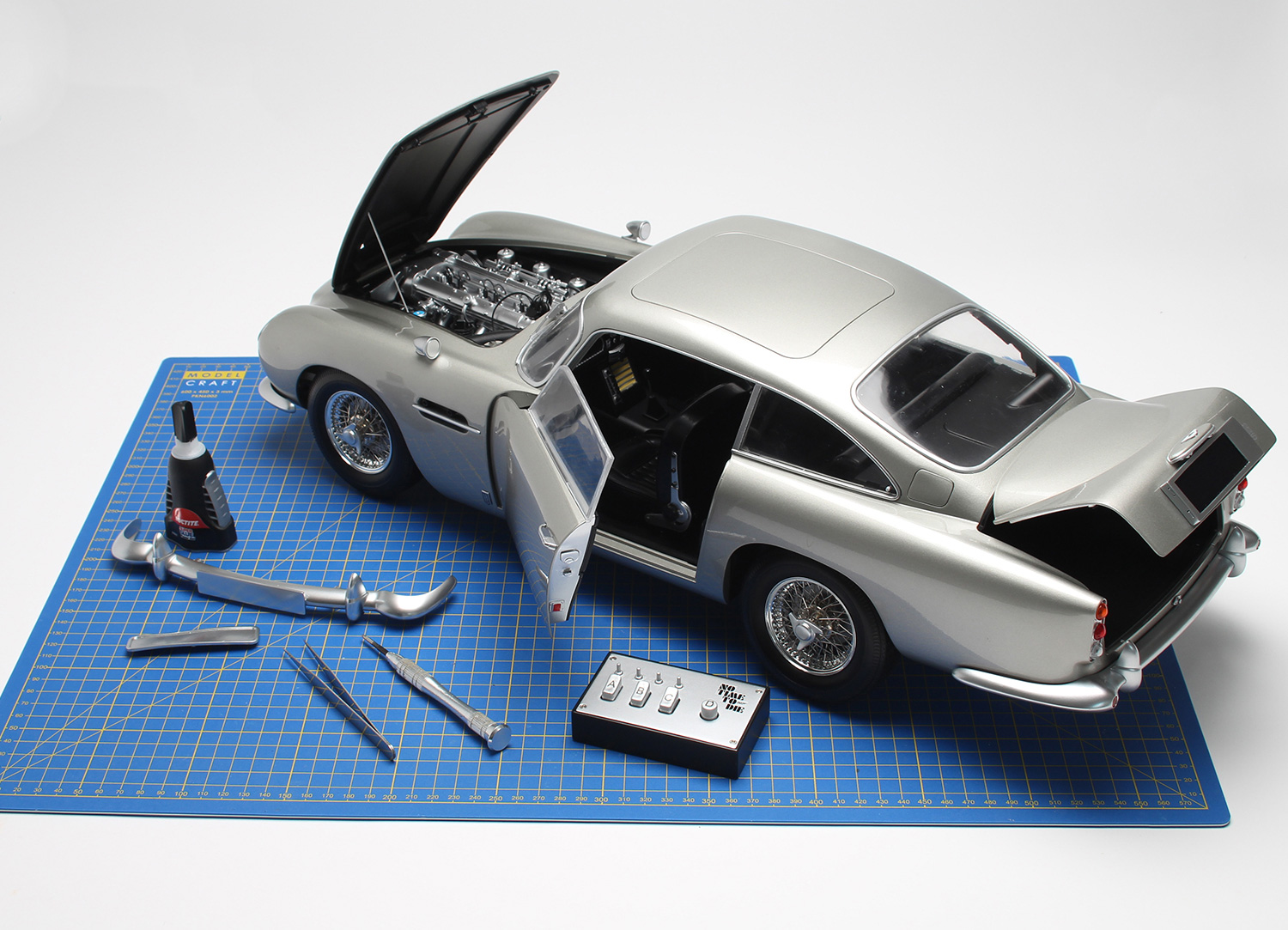Agora Models No Time To Die Aston Martin DB5 1:8 Model Kit set