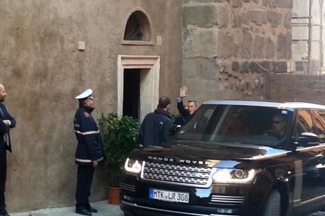 daniel craig range rover rome arrival