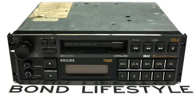 photo © Bond Lifestyle Philips DC954 car radio
