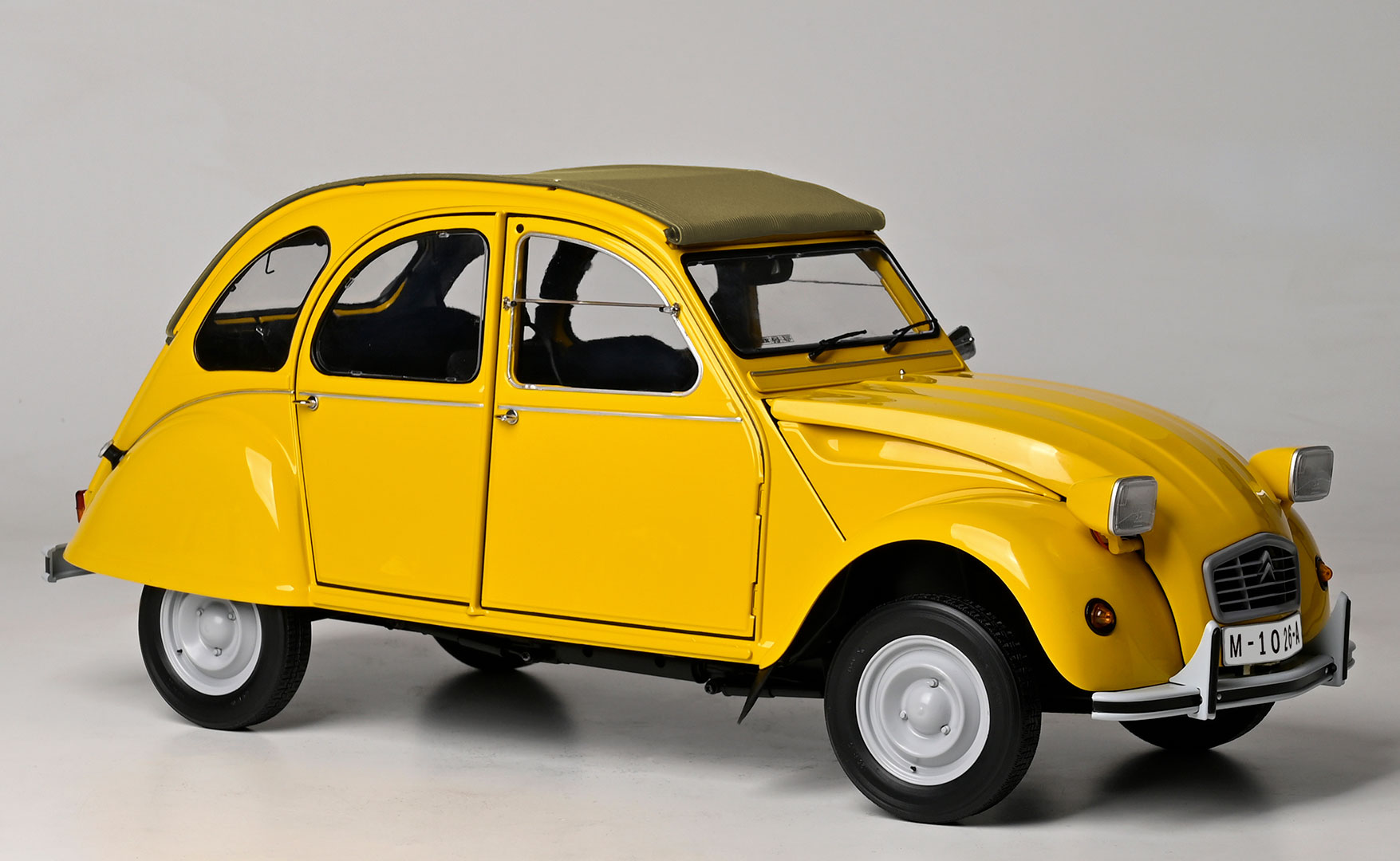 Agora Models unveils For Your Eyes Only Citroën 2CV 1 8 scale