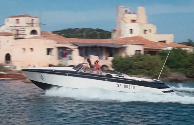 Naomi and two henchmen arrive at Hotel Cala di Volpe in an Intermarine Cigarette 37 power boat