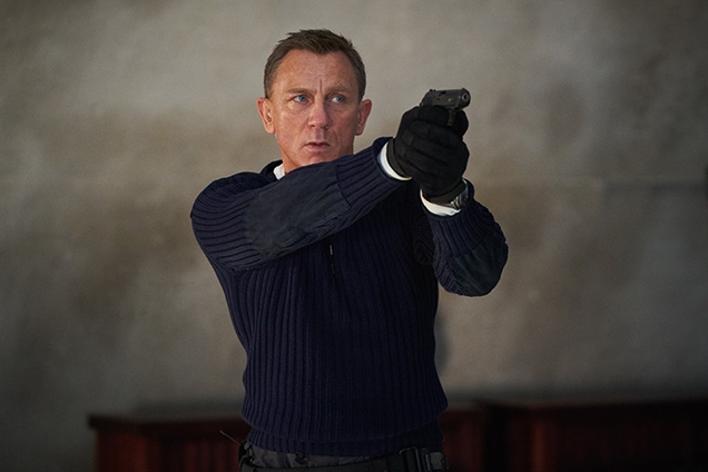 Daniel Craig as James Bond wearing the Mil-Tec gloves as part of his commando outfit