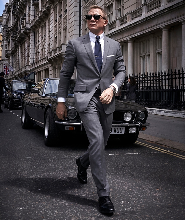 Daniel Craig as James Bond in London, wearing a Tom Ford suit.