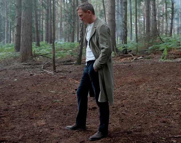 Daniel Craig as James Bond in Norway, wearing Massimo Alba trousers and Duster Coat.