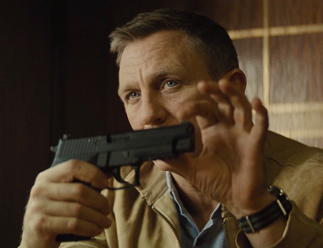 James Bond shows Madeleine Swann the SIG Sauer P226 in the movie SPECTRE.