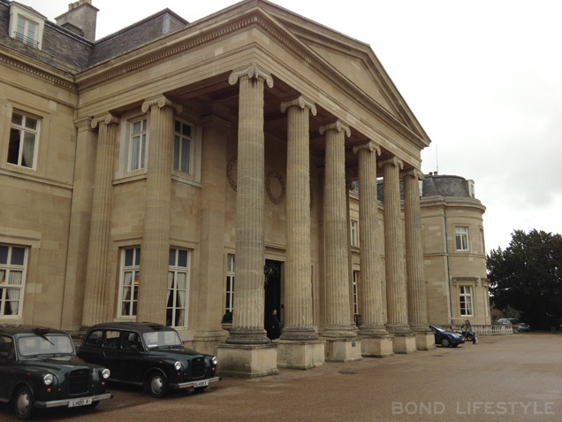 De ingang van Luton Hoo Mansion House, waar Bond aankomt in zijn Bentley, ziet er nog steeds hetzelfde uit als in Never Say Never Again