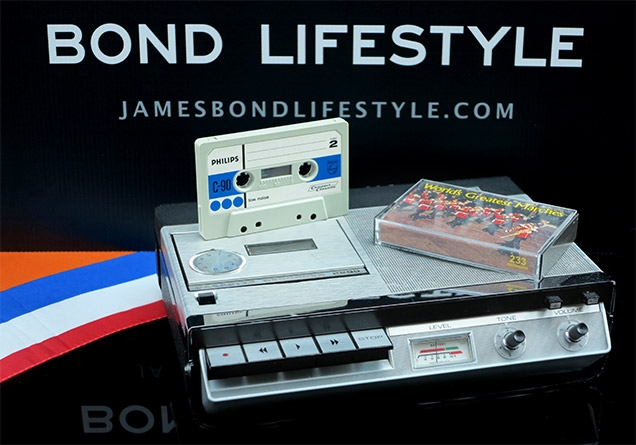 Een Philips 2205 cassetterecorder met C90 cassette en World Of Marches hoesje (replica door Gadget Meister)