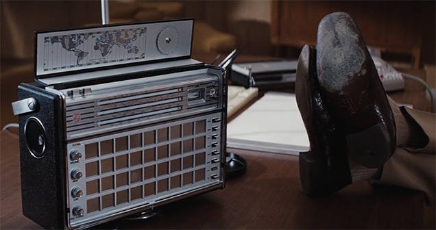 Blofeld luistert naar een Philips L6X38 T Transworld de Luxe Antoinette radio