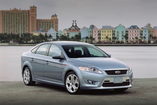 The prototype Ford Mondeo used for filming Casino Royale, in the Bahamas (Atlantis hotel in the background)
