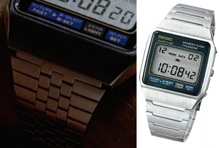 The bracelet in the film is not the same as the standard bracelet that came with the watch, compare the movie (left) and product image (right)