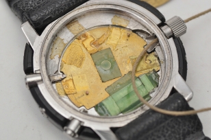 The Seiko movement of the movie watch was replaced for the film by a garrote mechanism
